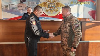 В Уссурийске начальник отдела МВД вручил удостоверения и нагрудные знаки представителям новой народной дружины