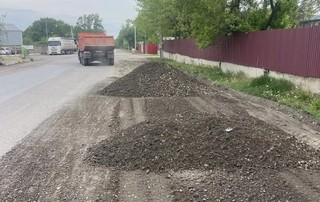 Укрепление обочин и восстановление покрытия дорог провели в Уссурийске