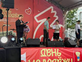 В Уссурийске музыкой и наградами отметили День молодежи России