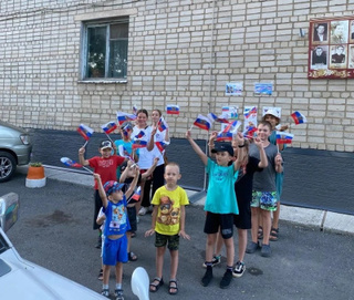 Триколор в каждом дворе: как Уссурийск отметил День флага
