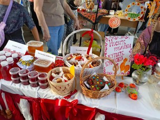 В школах Уссурийска сегодня проходят ярмарки-продажи
