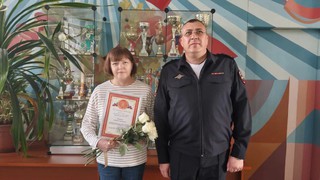Полицейские поблагодарили жительницу Уссурийска, предотвратившую мошеннические действия в отношении пенсионерки