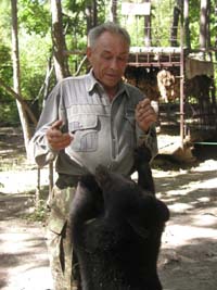 Медведи по-прежнему останутся под присмотром семьи пенсионеров Лещенко